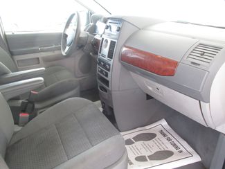 2009 Chrysler Town & Country LX Gardena, California 12